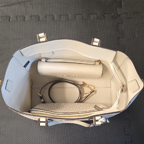 Michael Kors Cream Tote Bag with Gold Accents - Picture 3 of 8